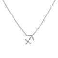 Macro del ciondolo Sagittario in argento con zirconi su sfondo bianco puro - Sagittario d'argento