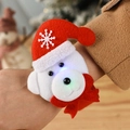 Dettaglio del braccialetto natalizio a scatto con orsetto bianco e luci a LED - Stile Orso di Natale (Con Luce) / Rosso