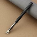 Pro 170 abgeschrägter Foundation-Pinsel mit weichen Borsten und schwarzem Griff - 370 Detail Concealer-Pinsel