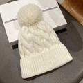 Winterliche Grobstrickmütze für Damen in Reinweiß mit großem passendem Bommel-Detail - Einheitsgröße / Weiß