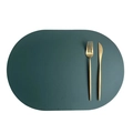 Tovaglietta ovale in pelle PU verde scuro con trama litchi e posate dorate - Verde + Bianco crema