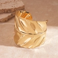 Primer plano detallado del brazalete ancho dorado con textura de hoja y detalles de nervaduras - Estilo de textura de hoja (HB4280) / Dorado