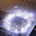 Kupferdraht LED Lichterkette in Warmweiß auf einem Buch für stimmungsvolle Deko - 1 Stück / 2M Weißes Licht