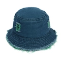 Dettaglio cappello a secchiello in denim invecchiato con bordi sfilacciati e frange verdi - Taglia unica / Verde Denim