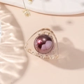 Dettaglio di una mini pinza per capelli a triangolo trasparente con perla bordeaux - Triangolo-Perla Borgogna