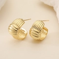 Pendientes retro en forma de C bañados en oro de 18K con textura de ranura vertical - Forma de C Gruesa con Ranuras Verticales