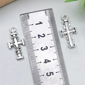 Ciondolo a croce hip-hop retrò in argento con design avvolgente e strass blu per collane - Croce Intrecciata Argento Antico 12x26mm