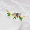 Panda-Brosche aus Goldlegierung mit weißen Strasssteinen und grünem Emaille-Bambus - Liegender Panda auf Bambus (XZ137)