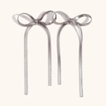 Dettaglio degli orecchini a fiocco argento con eleganti nappe a catena serpente - Orecchini a Goccia Con Fiocco Color Acciaio (MS-821)