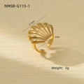 Macro-opname van een gouden schelpring met textuur en fijne pareldetails - Open Schelp Ring Stijl (Goud)