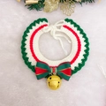 Dettaglio della trama in maglia del collare natalizio per animali con fiocco e campanello - Taglia S (20-25cm) / Bordo Verde Base Bianca con Fiocco Rosso Verde Campanello Dorato