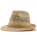 Cappello fedora in paglia beige intrecciato a mano con catena dorata su sfondo bianco - M(56-58cm) / Beige