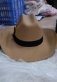 Klassieke bruine western cowboyhoed met zwarte sierband en zijwaarts verendetail - M / camel