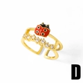Vue détaillée d'une bague double couche plaquée or avec coccinelle et zircons - Coccinelle en Zircone Double Couche