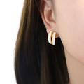 Elegante vergulde titaniumstalen dubbellaagse oorbellen met wit emaille afwerking - Goud Wit
