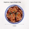 Modelo realista de costillas de cerdo braseadas en un cuenco de cerámica floral azul - Costillas de Cerdo Estofado