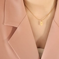 Minimalistische goldene Schlangenkette mit rechteckigem Anhänger und der Glückszahl 7 - 40+5cm / Gold