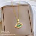 Detail van de planeethanger met groene edelsteen en gezette diamanten aan gouden ketting - Gouden Planeet Maan Micro-ingelegde Hanger (A523)