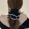 Elegante elastico per capelli in rete nera con perle finte bianche su un modello - Nero Oversize Perla