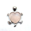 Detailopname van zilveren schildpad hanger met hartvormige roze kristallen steen - 5-delige set / Rozenkwarts
