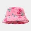 Dettaglio del cappello pescatore rosa peluche con motivo a ciliegia e trama soffice - M (56-58cm) / Rosa con motivo a ciliegia