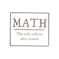 Détail du pin's carré en émail blanc avec bordure argentée et slogan sur les maths - Style Slogan Mathématiques (XZ4346)