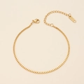 Macro-opname van een 18K vergulde roestvrijstalen box-ketting met een stevige karabijnsluiting erop - Schakelarmband