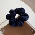 Eleganter dunkelblauer Satin-Haargummi mit Seidenglanz-Finish und Premium-Textur - Marineblau