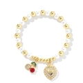 Primer plano de pulsera de perlas con dije de cereza y colgante de corazón de circón - Estilo Circón Cereza Corazón