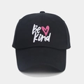Dettaglio del ricamo Be Kind con cuore rosa su un cappellino da baseball nero - Regolabile / Nero