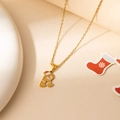 Détail du collier doré Bonhomme de Pain d'Épices avec lettre R et bonnet rouge - Père Noël Lettre R (0649)