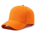 Vista dettagliata di un cappellino da baseball arancione con tessuto premium e occhielli - Rosso Arancio