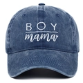 Λεπτομέρεια κεντήματος BOY mama σε καπέλο από πλυμένο βαμβάκι navy με καμπύλο γείσο - Ρυθμιζόμενο / Ναυτικό μπλε