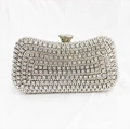Makro-Detail der rechteckigen Clutch mit silbernen Strasssteinen und Kristallverschluss - Silber