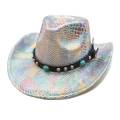 Dettaglio cappello cowboy cangiante motivo serpente con borchie turchesi e fascia cuoio - M (56-58cm) / Bianco