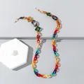 Makroaufnahme bunter Acryl-Kettenglieder und goldener Verschlüsse für Brillenkette - Bunt
