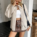Giacca smanicata beige a maniche lunghe da donna con crop top bianco e gonna marrone - S / Albicocca
