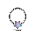 Detail eines 16G Edelstahlnasenrings mit einem 4,85mm sternförmigen Opal Anhänger - 1.2x8mm / Stern (Weiße Glitzerfolie)