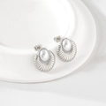 Elegantes pendientes plateados en forma de abanico con perla sobre pedestal - Color Acero