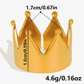 Detail van gouden kroonring met afmetingen 1,7cm diameter en 1,5cm hoogte - Goud