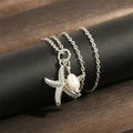 Détail macro du pendentif étoile de mer argenté avec diamants pavés et perle poire - Or Blanc