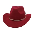 Détail d'un chapeau de cowboy bordeaux en feutre avec chaîne dorée et ruban de strass - Bordeaux