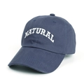 Dettaglio del ricamo NATURAL bianco su un berretto da baseball in twill di cotone blu - Regolabile / Blu navy