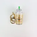 Portachiavi tazza di bubble tea con statuetta di gatto bianco e liquido interno - Tè al Latte Marrone
