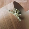 Pince à cheveux bois de cerf dorée avec perles et strass posée sur un magazine de mode - Pince Bois de Cerf Strass Or