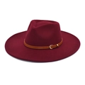 Dettaglio cappello fedora in lana bordeaux con cinturino in finta pelle e fibbia dorata - M (56-58cm) / Borgogna