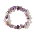 Vista dettagliata delle perle di cristallo di ametista naturale irregolari sul bracciale elastico - Viola