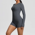 Détail d'un ensemble de yoga gris foncé à manches longues et short sur un modèle - Gris Graphite
