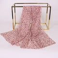 Sciarpa in chiffon rosa con stampa leopardata appesa su una cornice dorata elegante - XQ295 4# Rosa Chiaro Leopardo