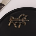 Haarklammer in Pferdeform aus goldenem und schwarzem Metall auf einem Tablett - Schwarzes Einhorn (B7526) / Schwarz